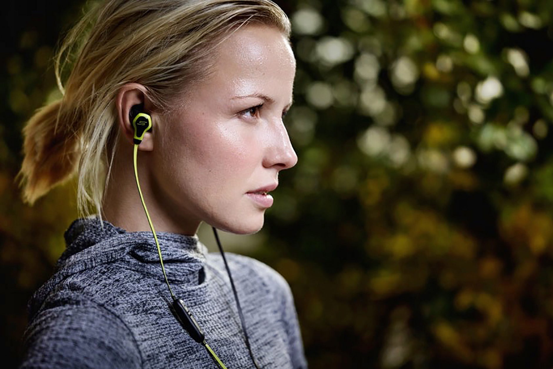 SMS-BioSport_Woman-Wearing-Earbuds